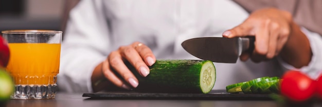 Kuchár ukazuje techniku